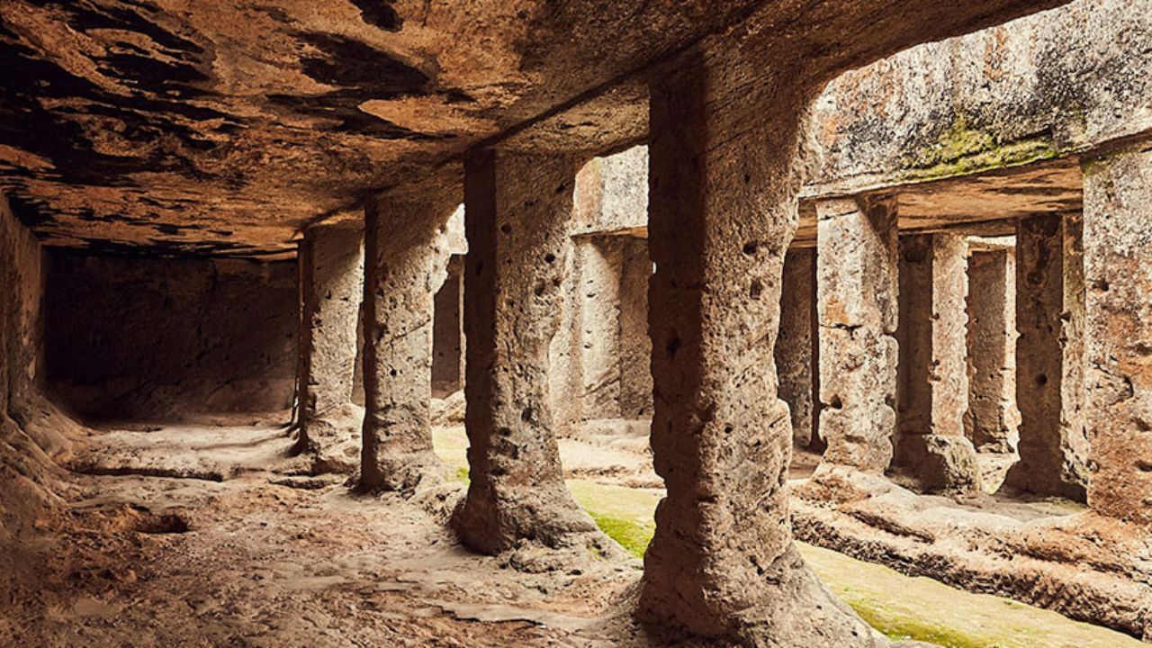 કચ્છથી સૌરાષ્ટ્ર અને ભરૂચ સુધી, ગુજરાતનો દરિયાકાંઠા સુધી અનેક બૌદ્ધ ગુફાઓ આવેલી છે. આ ગુફાઓ બીજી સદી બીસી અને છઠ્ઠી સદી એડી વચ્ચે ક્ષત્રપ શાસન દરમિયાન ખોદવામાં આવી હતી. 