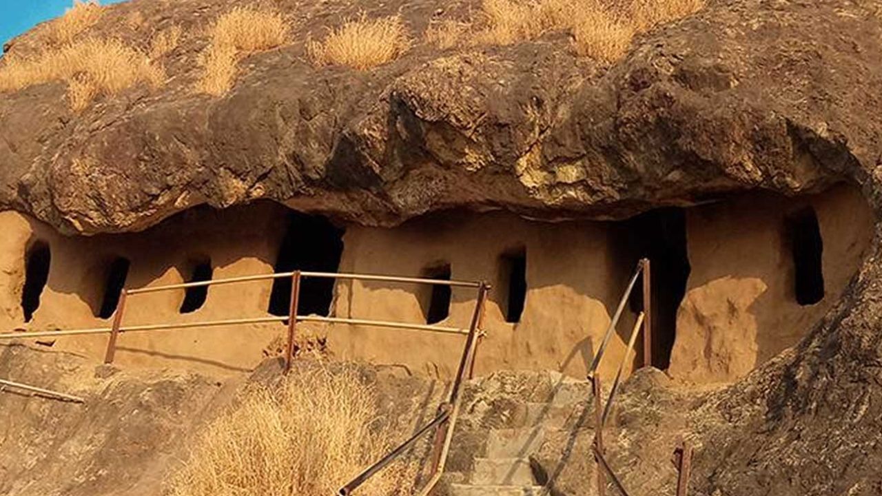 કાલિયા ડુંગર ગુફાઓ ભરૂચ જિલ્લાના ઝઘડિયા તાલુકામાં ત્રણ ગુફાઓ છે જે બૌદ્ધ સ્થાપત્યના સૌથી જૂના ઉદાહરણો છે.આ ગુફાઓમાં બૌદ્ધ ધર્મનો પ્રભાવ જોઈ શકાય છે, અને તે ગુજરાતના સમૃદ્ધ ઇતિહાસ અને સાંસ્કૃતિક વારસાના સાક્ષી છે.