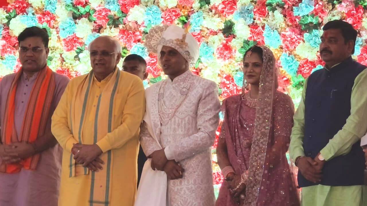 દાહોદના ધારસભ્ય કનૈયાલાલ કિશોરીની અનોખી પહેલ, બિરસા મુંડા ટ્રસ્ટ દ્વારા આયોજીત સમૂહ લગ્નમાં તેમને કર્યા લગ્ન, જુઓ Video