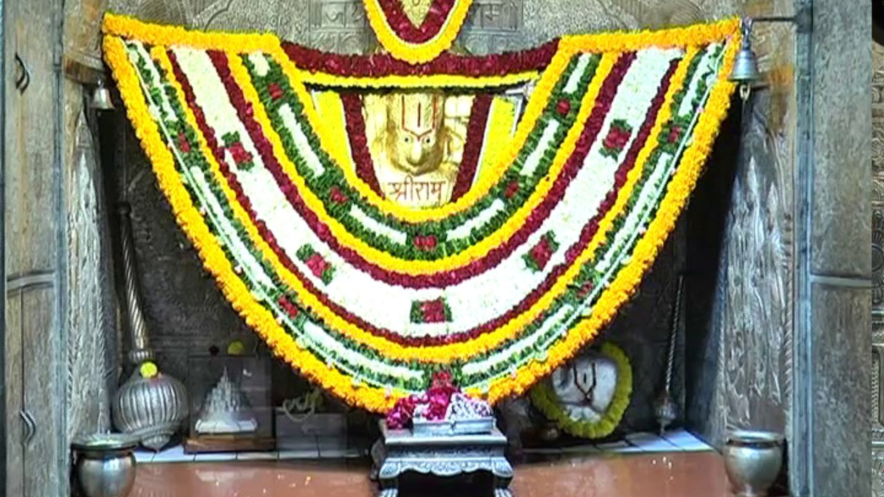 બ્રિટિશ અધિકારીએ મજૂરો મોકલ્યા, પરંતુ  ત્યારે એક ઘટના બની. અનેક ભમરીઓ (મધમાખીઓ)ના ઝુંડ  ઊડી આવ્યું અને મજૂરો પર જ હુમલો કર્યો, જ્યારે અન્ય કોઈને નુકસાન ન થયું.  આ દ્રશ્ય જોઈને બ્રિટિશ અધિકારી આઘાતમાં આવ્યો અને આ ઘટનાને ચમત્કારરૂપ માનતા મંદિર હટાવવાનો વિચાર છોડવો પડ્યો. તેમણે આખરે માની લીધું કે મંદિર હવે ત્યાં જ રહેશે.