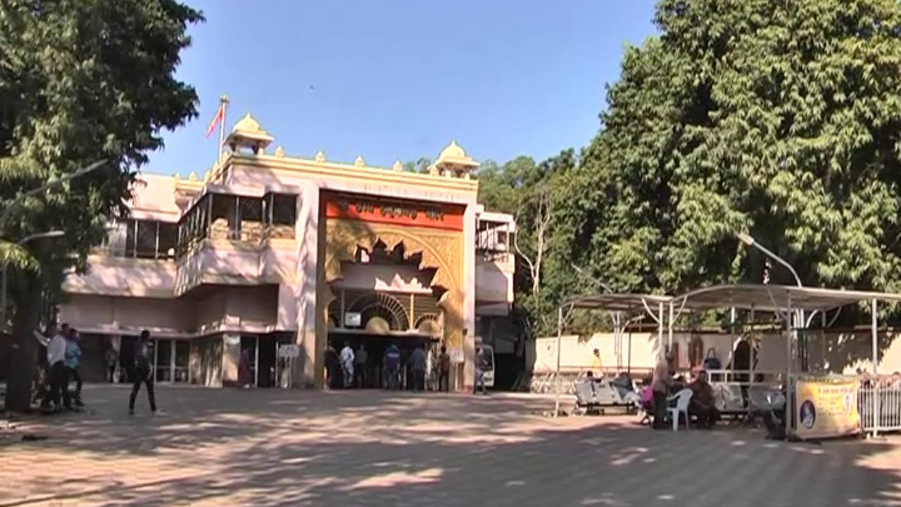 કેમ્પ હનુમાન મંદિરની સ્થાપના 100 વર્ષ પહેલાં શ્રી પંડિત ગજાનન પ્રસાદ દ્વારા કરવામાં આવી હોવાનું માનવામાં આવે છે.