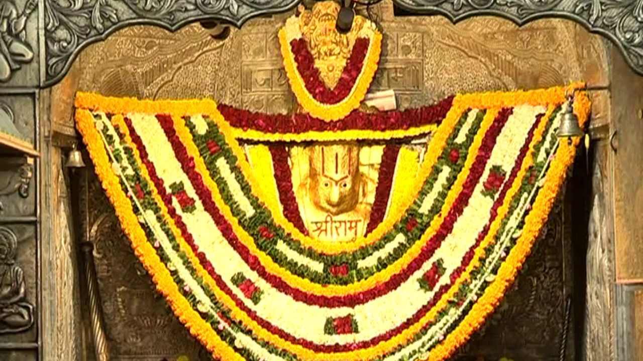 અહીં પ્રતિષ્ઠિત હનુમાનજીની પ્રતિમા લગભગ 350 વર્ષ જૂની હોવાનું માનવામાં આવે છે. મંદિરના પ્રથમ મુખ્ય મહંત પંડિત દ્વારકા પ્રસાદ તરીકે ઓળખાતા હતા, જેમણે આ સ્થાનના ધાર્મિક કાર્યમાં મહત્વની ભૂમિકા ભજવી હતી.