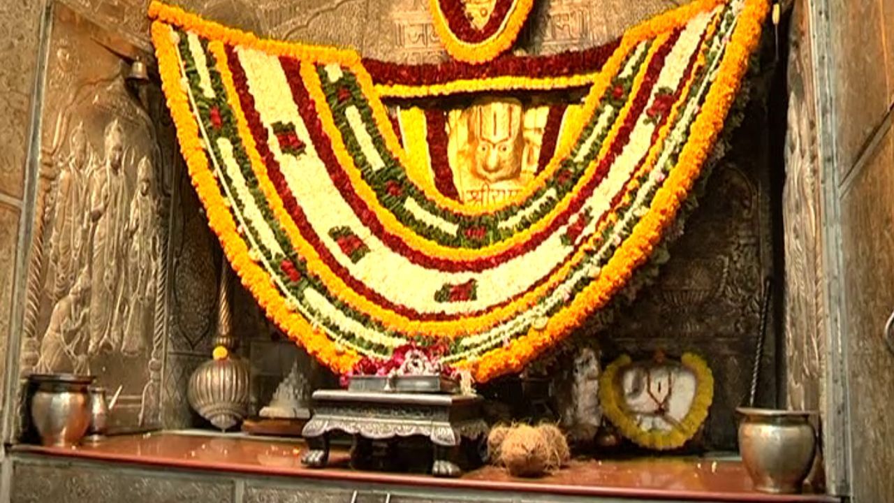 એ સમયગાળામાં હનુમાનજીનું પ્રાચીન મંદિર ત્યાં હાજર હતું. નજીકમાં એક અંગ્રેજ અધિકારી કાર્યરત હતો, જેને મંદિરના સ્થાનને લઈ પ્રશ્ન ઊઠાવ્યો. તેણે પૂજારીઓને સૂચન કર્યું કે મંદિરને બીજી જગ્યાએ ખસેડવું જોઈએ.