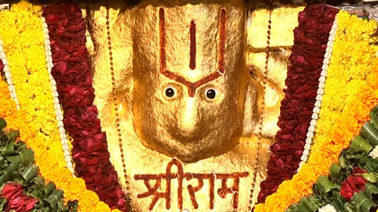 પરંતુ ભક્તો અને પૂજારીઓએ આ વાતનો ભારે વિરોધ કર્યો. ત્યારબાદ બ્રિટિશ અધિકારીએ આસપાસના કેટલાક નાના મંદિરો અને ચાર હોટલો તોડી નાખવાનો આદેશ આપ્યો. જ્યારે હનુમાનજીના મંદિરે ધ્વંસ કરવાનો પ્રયાસ થયો, ત્યારે હજારો ભક્તોએ પીળા અને કાળા કપડાં પહેરી મંદિરની આસપાસ માનવીય શૃંખલા બનાવી અને રક્ષણ માટે ઊભા રહ્યા.