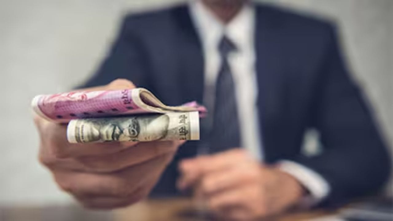 તમારે તમારા રોજિંદા જીવનના નાના-મોટા બધા ખર્ચનો હિસાબ રાખવો જોઈએ. આ બોલવામાં મદદ કરે છે. તેવી જ રીતે, ચાણક્યએ પણ કહ્યું છે કે યોગ્ય સમયે નાણા ખર્ચનો કે બચતનો વિચારપૂર્વક લેવાયેલ નિર્ણય એ સફળતા પ્રાપ્ત કરવાનો સૌથી મહત્વપૂર્ણ માર્ગ છે.
