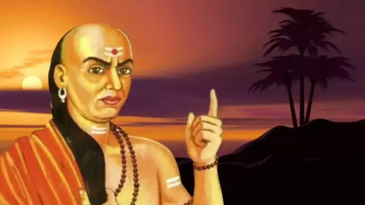 આ સ્થિતિમાં, મૂર્ખ વ્યક્તિ કોઈપણ નફા કે નુકસાન માટે પંડિતને જવાબદાર માને છે. ઉપરાંત, પોતાના નિર્ણયથી, તે પંડિતને ધાર્મિક અને આર્થિક મુશ્કેલીમાં મૂકે છે. તેથી, આ ત્રણ પ્રકારના લોકો જીવનભર ગરીબ રહે છે.