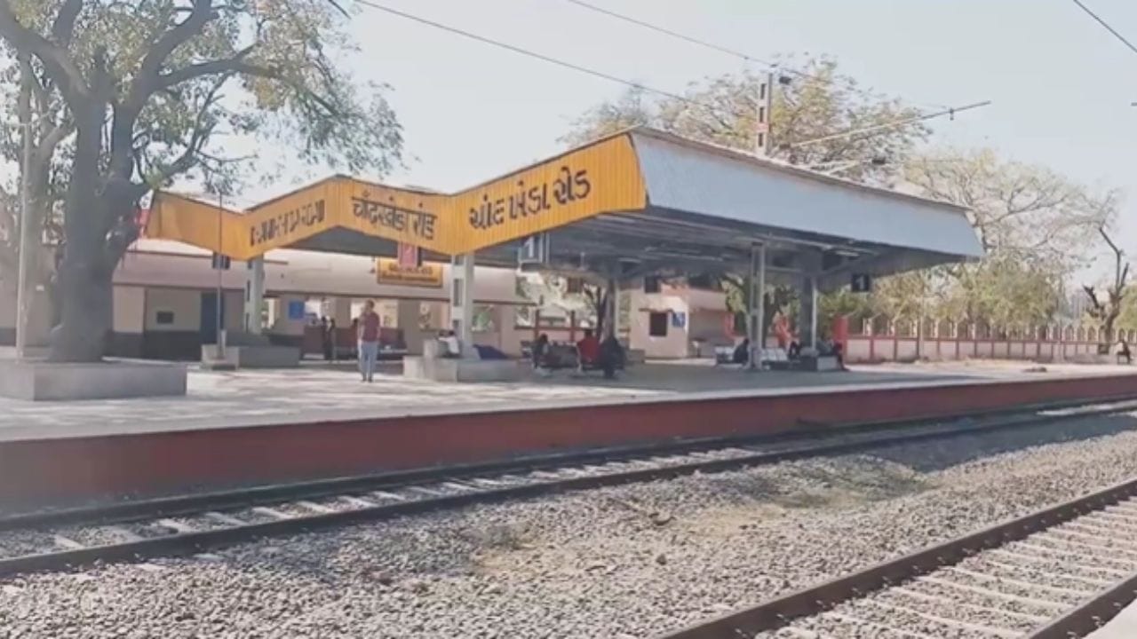 ચાંદખેડા રેલ્વે સ્ટેશન: આ રેલવે સ્ટેશનની જ્યારે પણ વાત આવે ત્યારે લોકોના પરસેવા છૂટી જાય છે. કહેવાય છે કે, અહીં એક મહિલાની આત્મા વસવાટ કરે છે. ઘણા લોકો તો એવું પણ કહે છે કે, રાત્રે લગભગ બે વાગ્યે ટ્રેન ટ્રેકની નજીક સફેદ કપડાંમાં એક સ્ત્રી દેખાય છે. આ સ્ત્રીને જોઇને લોકો ડરી જાય છે અને અચરજ પામે છે. આ સ્ત્રી થોડા ક્ષણો માટે દેખાય છે અને પછી અચાનક ગાયબ થઈ જાય છે.