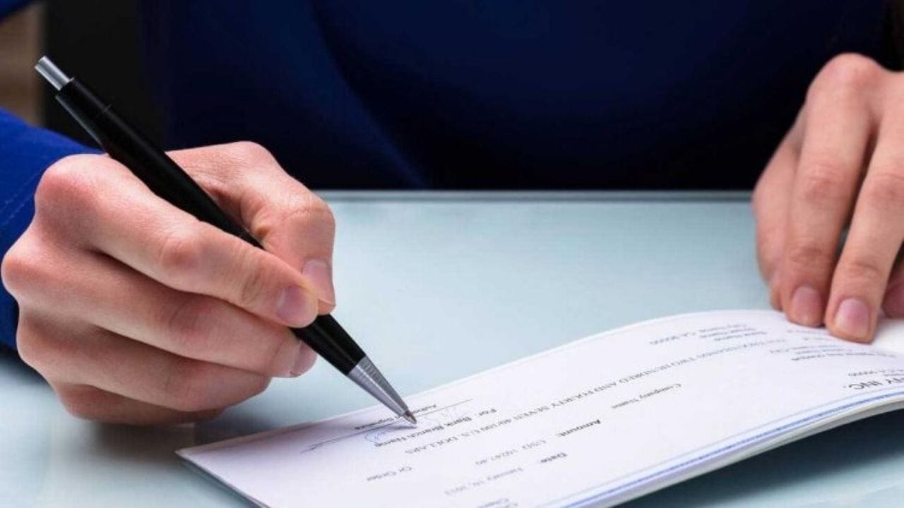 ડિજિટલ ટ્રેકિંગ અને ઝડપી સમાધાન: આવા કેસોનો ઝડપી નિરાકરણ સુનિશ્ચિત કરવા માટે સરકારે ડિજિટલ ટ્રેકિંગ સિસ્ટમ પણ લાગુ કરી છે. હવે આ કેસોની સુનાવણી ફાસ્ટ-ટ્રેક કોર્ટમાં થઈ રહી છે. જેથી ઝડપથી નિર્ણયો લઈ શકાય.
