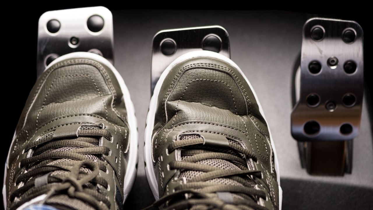 સૌ પ્રથમ ક્લચ શું કામ કરે છે તે જણાવી દઈએ તો, ક્લચનું મુખ્ય કાર્ય વ્હીલ્સને ગિયરબોક્સથી અલગ કરવાનું છે. જ્યારે તમે ક્લચ દબાવો છો, ત્યારે વ્હીલ્સ એન્જિનથી અલગ થઈ જાય છે. એ સમયે તમે કારને સરળતાથી રોકી શકો છો. જો તમે ક્લચ દબાવ્યા વગર બ્રેક લગાવશો, તો કાર છટકાઈ શકે છે અથવા એન્જિન બંધ થઈ શકે છે, જેને સ્ટોલ થવું કહે છે. આવી સ્થિતિમાં ટ્રાન્સમિશન અને ક્લચને પણ નુકસાન પહોંચી શકે છે.