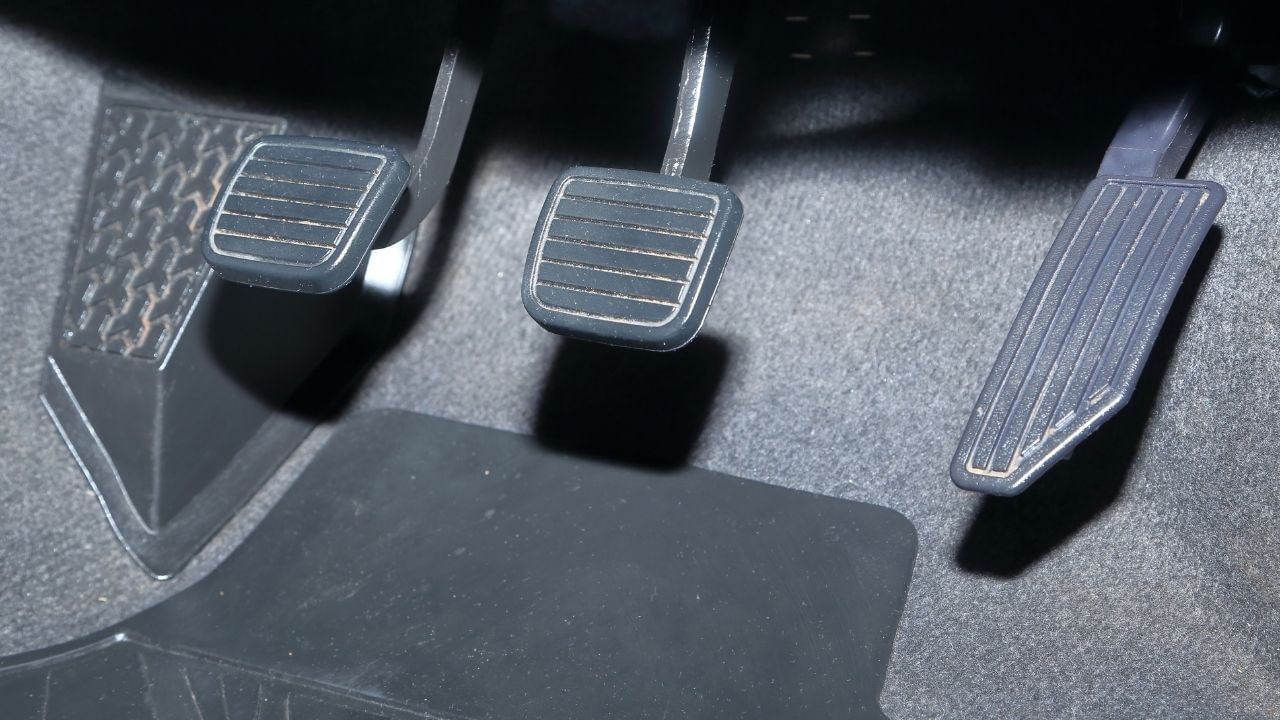 ક્યારે પહેલા ક્લચ દબાવવી? જો તમારી કારની ગતિ ખૂબ ઓછી છે – એટલે કે, તે ગિયરની ન્યૂનતમ ગતિથી પણ ધીમી છે – તો પહેલા ક્લચ દબાવવી જોઈએ અને પછી બ્રેક. ખાસ કરીને ટ્રાફિકમાં, જ્યારે કાર પહેલા ગિયર પર અને ધીમી ગતિએ ચાલી રહી હોય ત્યારે આ રીત સલામત છે. ક્લચ દબાવવાથી વ્હીલ્સને એન્જિનથી અલગ કરી શકાય છે, અને ત્યારબાદ બ્રેક દબાવી કારને રોકી શકાય છે.