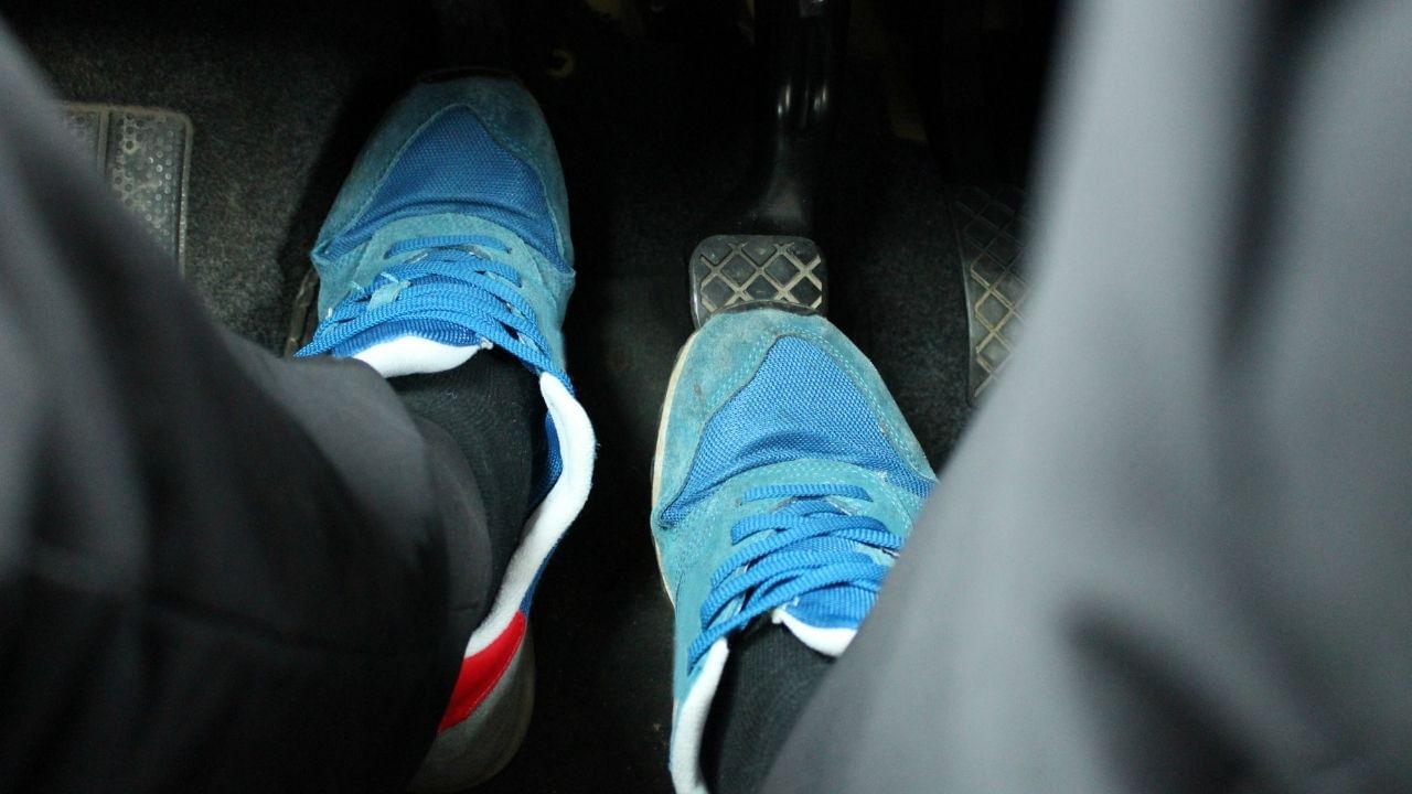 ઇમરજન્સી સ્થિતીઓમાં શું કરવું? જ્યારે તાત્કાલિક કાર રોકવાની જરૂર પડે – જેમ કે કોઈ સામે આવી જાય – ત્યારે ક્લચ અને બ્રેક બંને સાથે દબાવવાની સલાહ આપવામાં આવે છે. આ રીતે તમે ઝડપથી અને સલામત રીતે કારને રોકી શકો છો. (નોંધ : અહીં આપવામાં આવેલી માહિતી સામાન્ય જાણકારીને આધારે છે. ગાડી કે કાર ચલાવતી વખતે રસ્તા પરની યોગ્ય પરિસ્થિતિ જોયા બાદ નિર્ણય લેવો જરૂરી છે.)