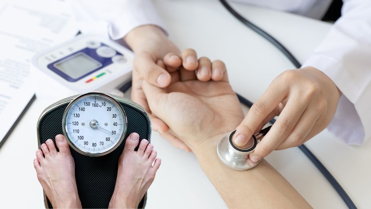 વજન ઘટાડો : 'ક્લીવલેન્ડ ક્લિનિક'ના એક રિપોર્ટ મુજબ, વધેલું વજન હાઈ બીપીનું મુખ્ય કારણ છે. વધારે વજન શ્વાસ લેવામાં અડચણ પેદા કરે છે, ખાસ કરીને ઊંઘતી વખતે – જેને 'સ્લીપ એપનિયા' કહેવાય છે. આ સમસ્યા પણ હાઈ બ્લડ પ્રેશર માટે જવાબદાર હોઈ શકે છે. વજન ઘટાડવું એ સૌથી અસરકારક ઉપાયોમાંનો એક છે.