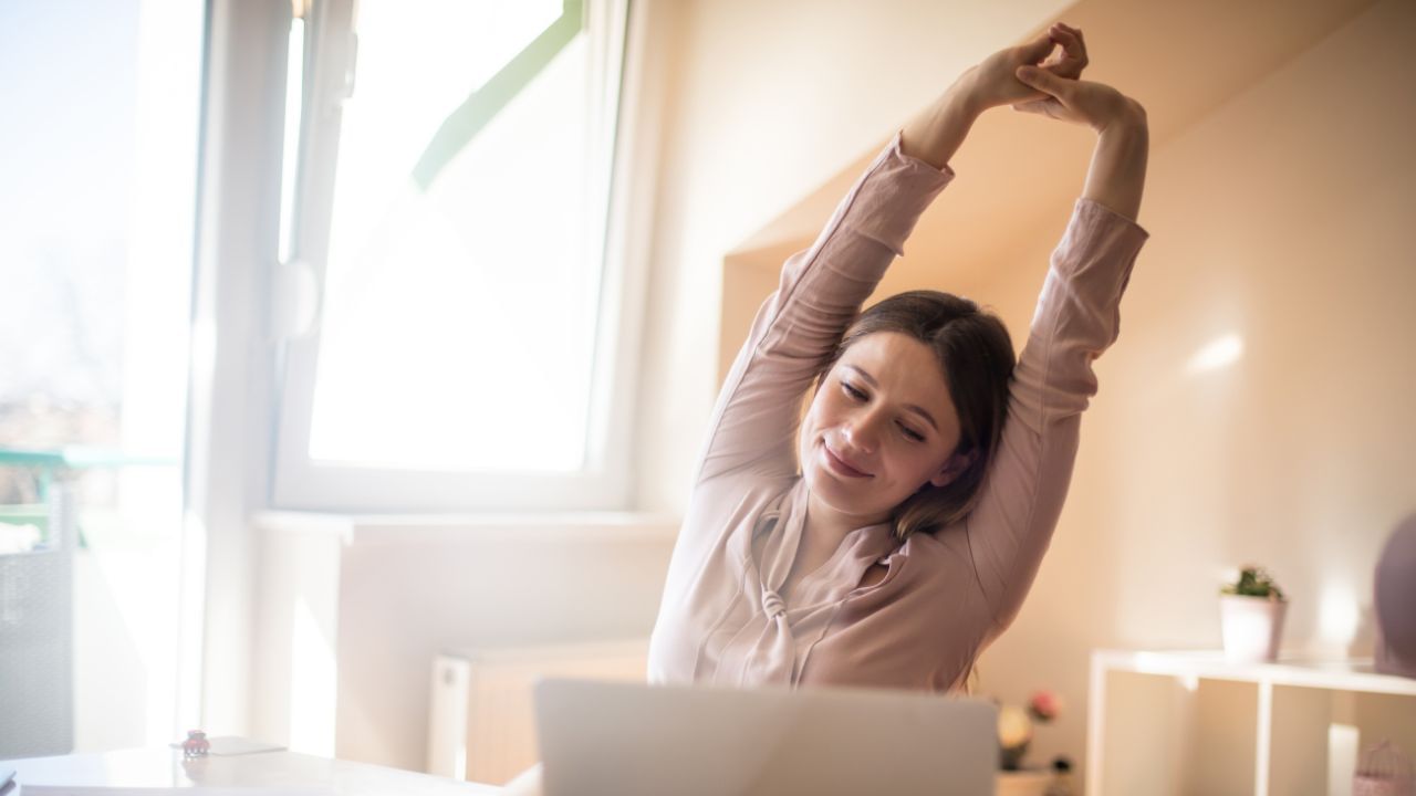 તણાવથી દૂર રહો : મનોવૈજ્ઞાનિકો માને છે કે વ્યક્તિના વિચારો શરીર પર સીધો અસર કરે છે. તેથી શક્ય હોય તેટલી સકારાત્મકતા અપનાવો, તણાવ ટાળો. પુસ્તકો વાંચો, ધ્યાન કરો અને પોતાનું બીપી નિયમિત ચેક કરો. સાથે જ કોલેસ્ટ્રોલ અને બ્લડ શુગર પણ નિયંત્રણમાં રાખો. (All Image - Canva)