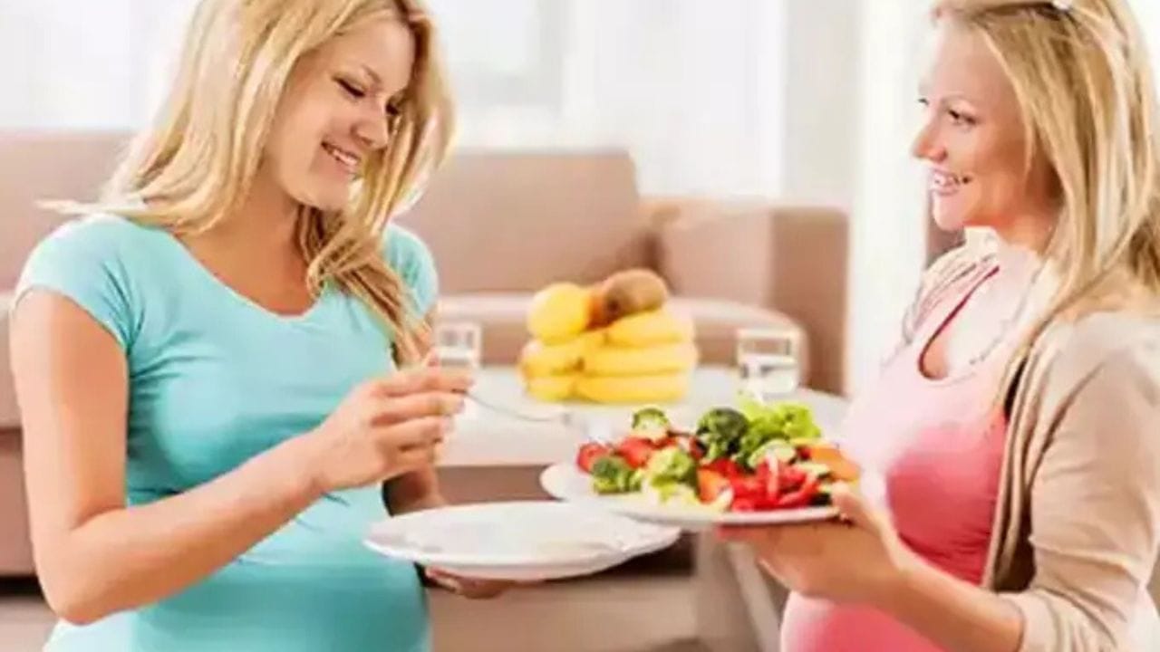 સ્વપ્નમાં ખોરાકની માંગણી: જો તમે સ્વપ્નમાં ખોરાક માંગી રહ્યા છો, તો તે તમારા જીવનમાં ચાલી રહેલી ઘટનાઓનું સૂચક છે. તેનો અર્થ એ છે કે એક એવી ઇચ્છા છે જે તમે ઇચ્છવા છતાં પૂરી કરી શકતા નથી. તેમજ જો તમને ખોરાક માંગ્યા પછી ખોરાક મળે છે, તો આ સ્વપ્ન દર્શાવે છે કે તમારી ઇચ્છા ટૂંક સમયમાં પૂર્ણ થવાની છે. જો તમે સ્વપ્નમાં સફરજન ખાઓ છો, તો તેનો અર્થ એ છે કે તમને ટૂંક સમયમાં વ્યવસાયમાં મોટી સફળતા મળવાની છે.
