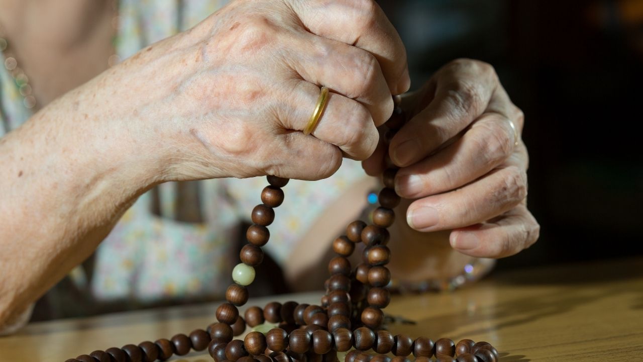 માળાનો જાપ કરતી વખતે, માળા મધ્યમ આંગળી પર રાખો અને તેને અંગૂઠાથી ફેરવો. તર્જની એટલે કે અંગૂઠાની બાજુની આંગળીનો ઉપયોગ ન કરવો જોઈએ.