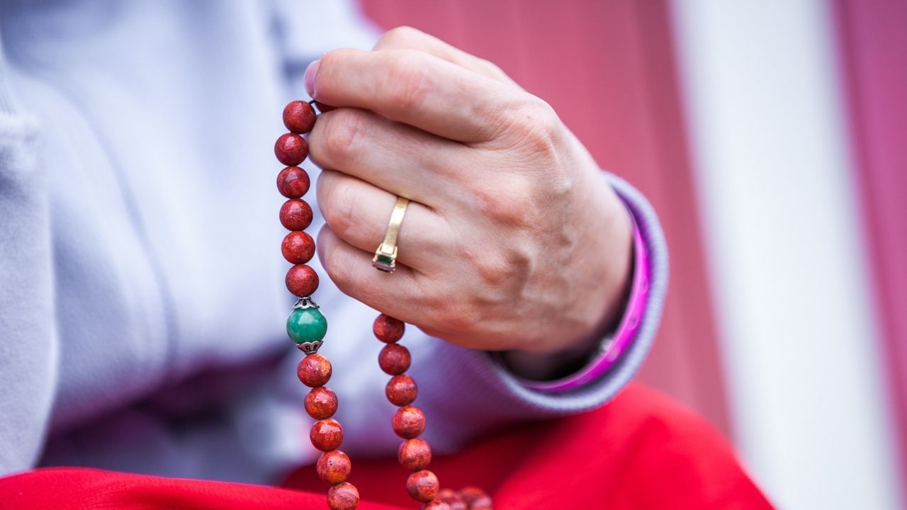 માળાનાં અંતે એક મોટો મણકો છે જેને સુમેરુ કહેવામાં આવે છે. જ્યારે તમે જાપની એક માળા પૂર્ણ કરો છો, ત્યારે સુમેરુને ઓળંગી ન જવું જોઈએ. દિશા બદલવા માટે, વ્યક્તિએ માળા ફેરવવી જોઈએ અને ફરીથી જાપ શરૂ કરવો જોઈએ.