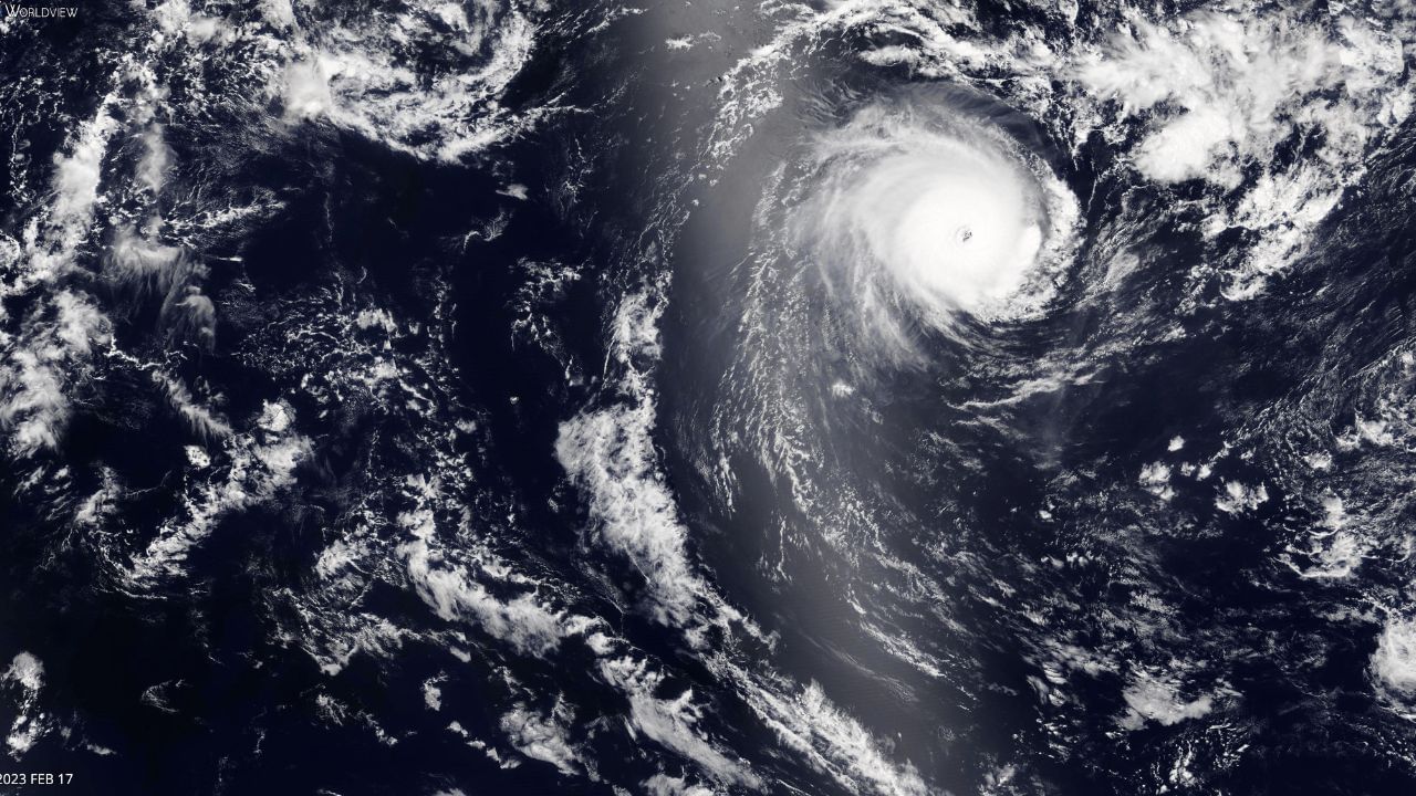 આ સિસ્ટમના કારણે નીચા દબાણવાળા વિસ્તાર અને ત્યારબાદ ડિપ્રેશનના કારણે, આગામી 3-4 દિવસ સુધી કોંકણ, દક્ષિણ દરિયાકાંઠાના ગુજરાત અને દક્ષિણ સૌરાષ્ટ્રમાં ભારે વરસાદ પડી શકે છે. ઉત્તર અરબી સમુદ્ર પર ઉચ્ચ વાતાવરણીય સ્તરે એક એન્ટિસાયક્લોન અને રીજ હાજર હોવાથી હવામાન પ્રણાલીની દિશા અંગે અનિશ્ચિતતા રહેશે. આ સિસ્ટમની દિશા નક્કી કરતા સ્ટીયરિંગ પ્રવાહોમાં પણ અનિશ્ચિતતા પેદા કરે છે.