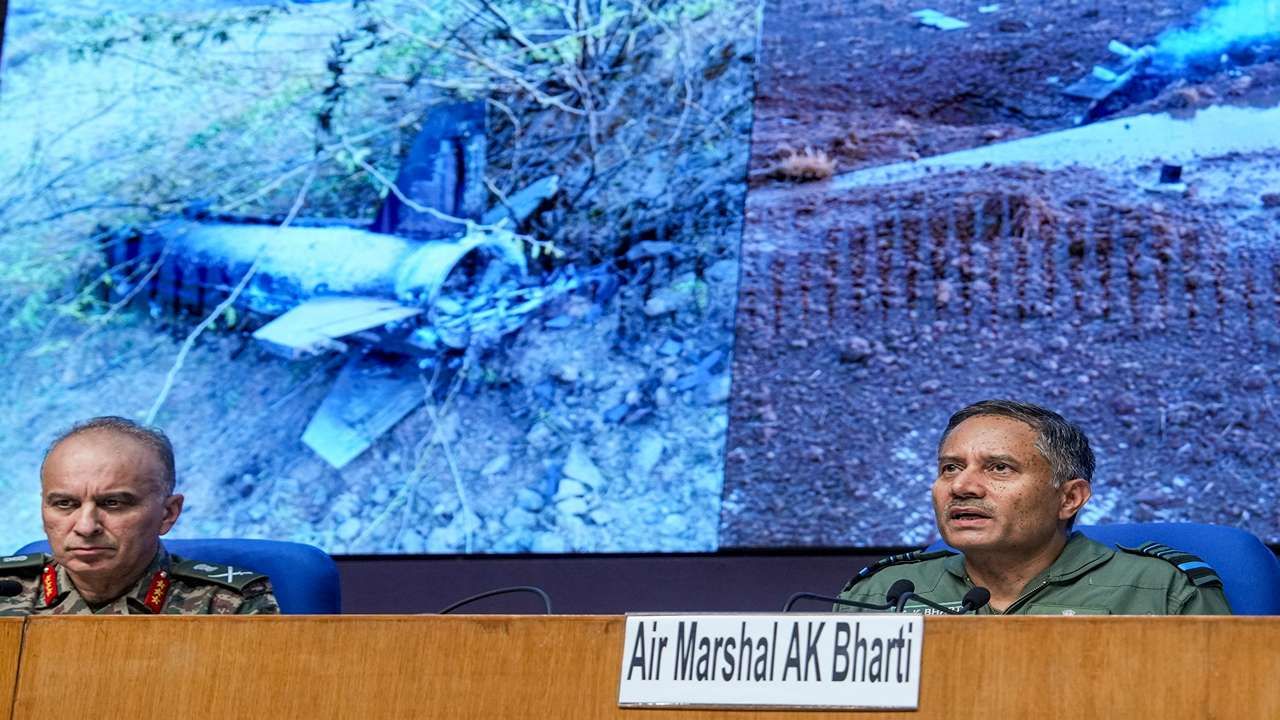 ભારતે ઓપરેશન સિંદૂર આતંકવાદ સામે શરૂ કર્યું હતું. પરંતુ પાકિસ્તાનને આતંકવાદીઓ વધુ વ્હાલા લાગ્યા તેથી તેમણે આતંકવાદ સામેની લડાઈ-હુમલાને પોતાની લડાઈ બનાવી નાખી જેમાં તેમણે ભારે માર ખાધો. એટલું જ નહીં સૈન્યની દ્રષ્ટિએ પણ પારાવાર નુકસાન ભોગવવું પડ્યું છે.