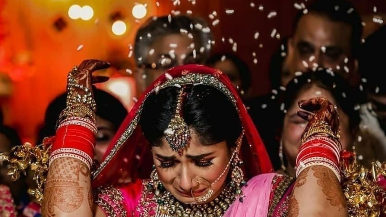  મોટાભાગના લગ્નોમાં તમે વિદાય સમયે દુલ્હન દ્વારા ચોખા ફેંકવાની વિધિ જોઈ હશે. આવી સ્થિતિમાં તમે જાણવા માંગશો કે આ વિધિ શા માટે કરવામાં આવે છે. આ વિધિમાં કન્યા ઘરની બહાર નીકળતી વખતે ચોખા પાછળની તરફ ફેંકે છે. લગ્ન દરમિયાન કન્યા માટે આ વિધિ કરવી ખૂબ જ શુભ માનવામાં આવે છે.
