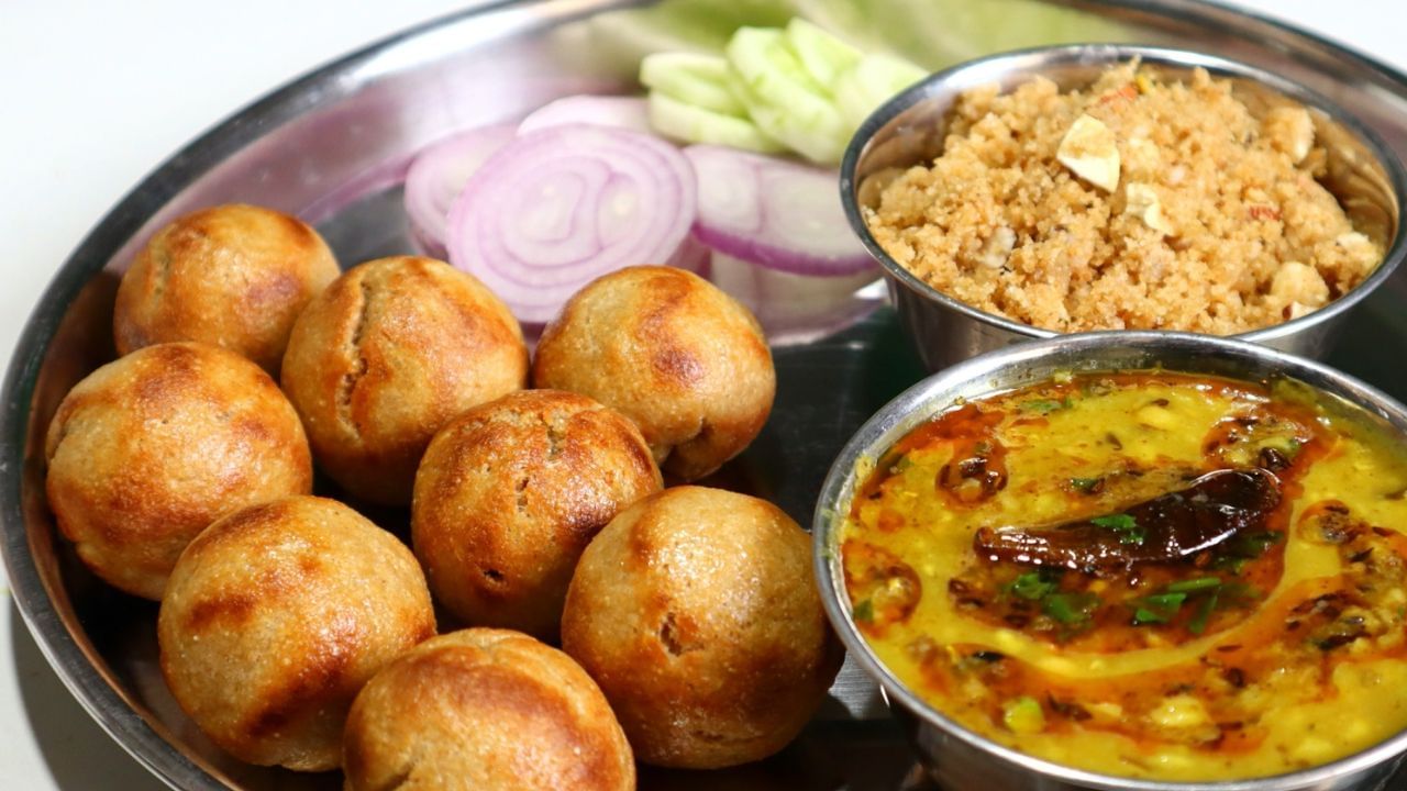 વાસ્તવમાં બાટીનો જન્મ કોઈ શાહી રસોડામાં નહીં પણ યુદ્ધના મેદાનમાં થયો હતો. જોકે,આ વાનગી રાજસ્થાની ભોજનના શાહી રસોઇયાઓની ભેટ છે. આ ઘટના રાજસ્થાનના બહુ-પેઢી સામ્રાજ્યના સ્થાપક બાપ્પા રાવલના સમયની છે.