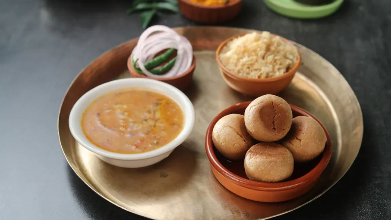 ત્યારથી દાલ બાટી ચુરમા બનાવવાનું શરૂ થયું. દાલ-બાટી ચુર્માના ઇતિહાસ સાથે સંબંધિત હકીકતો આરબ પ્રવાસી અને લેખક ઇબ્ન બતુતાના પ્રવાસ સંસ્મરણોમાં જોવા મળે છે. આ મુજબ, મગધ સામ્રાજ્યના શરૂઆતના સમયગાળામાં, ઘઉં, જુવાર, બાજરી વગેરેમાંથી ઘણા પ્રકારના વાનગીઓ બનાવવામાં આવતા હતા. આવા ખોરાકને ફક્ત સૂર્યપ્રકાશમાં રાંધવામાં અને ખાવામાં આવતા હતા.