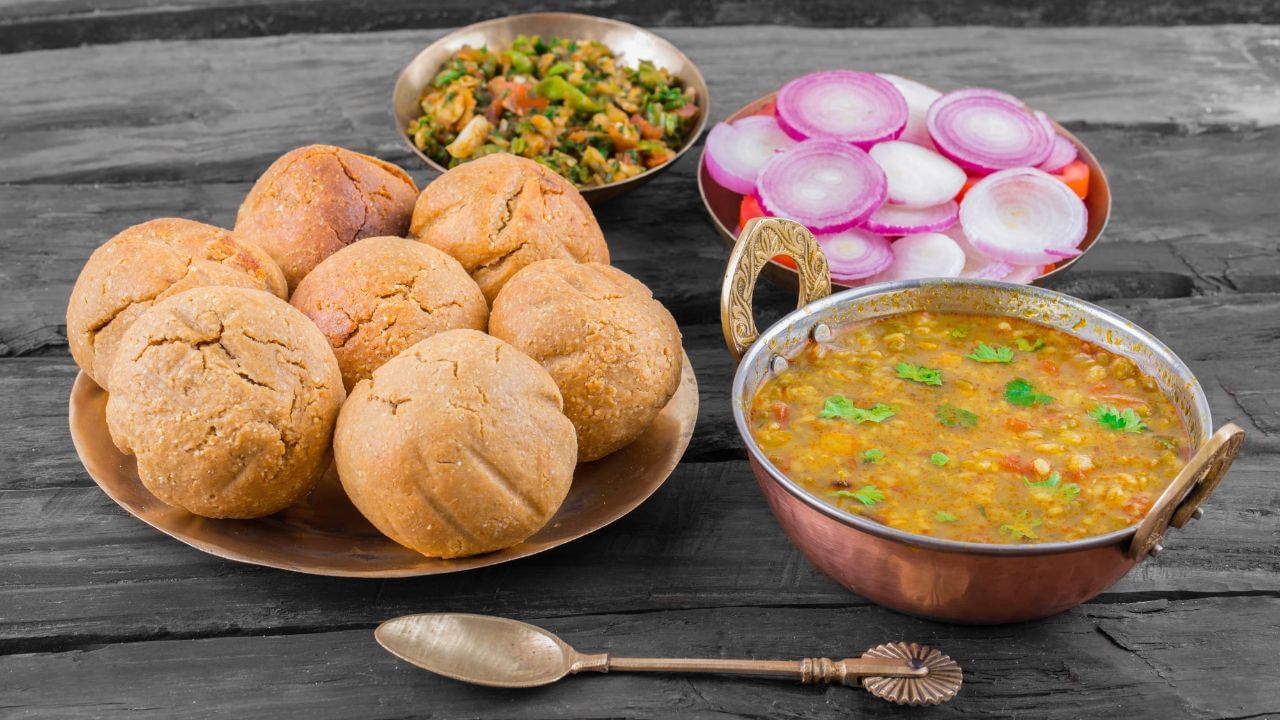 એવું કહેવાય છે કે ઘઉંના લોટમાંથી બનેલી ગોળ આકારની બાટી સૌપ્રથમ મેવાડ રાજ્યના સ્થાપક બાપ્પા રાવલના સમયમાં બનાવવામાં આવી હતી. આ સમય દરમિયાન યુદ્ધમાં જતા સૈનિકો આ બાટીઓમાંથી પોતાના ભોજનની વ્યવસ્થા કરતા હતા.