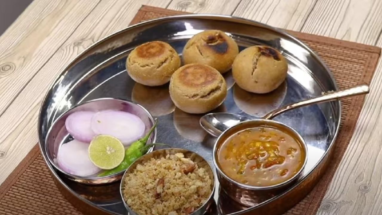 એકવાર સૈનિકોએ લોટના ગોળા બનાવીને તડકામાં રાખ્યા. જ્યારે તેઓ પાછા ફર્યા, ત્યારે લોટના ગોળા પહેલેથી જ રાંધાઈ ગયા હતા. ત્યારથી જ તે યુદ્ધ દરમિયાન ખાવા માટેનો ખોરાક બની ગયો. આ પછી, જ્યારે તે શાહી ટેબલ પર આવ્યું, ત્યારે તેની સાથે ઘણા પ્રકારના પ્રયોગો કરવામાં આવ્યા. તેને દાલ, ઘી અને ચટણી સાથે ખાવાનું શરૂ થયું.