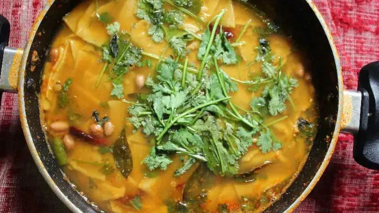 દાળ-ઢોકળી બનાવવા માટે ઘઉંનો લોટ, તુવેરદાળ, હળદર, લાલ મરચું, ધાણાજીરું, તેલ, મીઠું, ઘી, ગરમ મસાલો, આદુ મરચાની પેસ્ટ, ખાંડ, લીંબુનો રસ, કોથમીર, ગોળ, મગફળીના દાણા, સુકા લાલ મરચા, મીઠા લીમડાના પાન, રાઈ, હિંગની જરુર પડશે.
