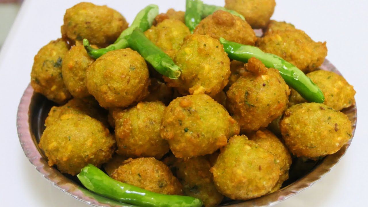 ભારતમાં આમ તો અનેક પ્રકારના ભજીયા બનાવવામાં આવે છે. જેમાં મેથીના ગોટા, પાલકના ભજીયા, બટાકાના ભજીયા,મરચાંના ભજીયા સહિત અનેક પ્રકારના ભજીયા અને વડા બનાવવામાં આવે છે.