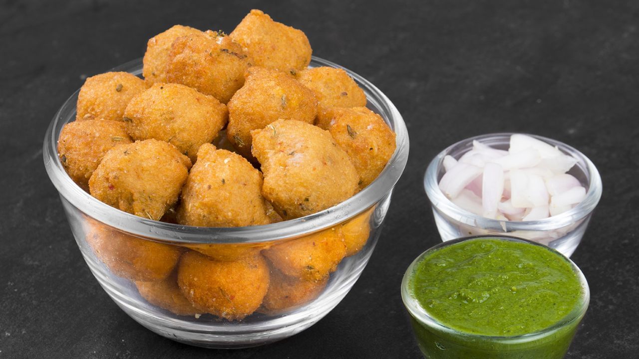 દાળવડા બનાવવા માટે મગની દાળ, લીલા મરચાં-આદું, મીઠું, લસણ, સહિતની સામગ્રીની જરુર પડશે. દાળવડા બનાવવા માટે સૌથી પહેલા મગની દાળને ધોઈને પાણીમાં 8 કલાક પલાળી રાખો.