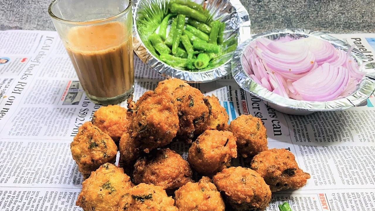 મગની દાળ પલળી જાય એટલે તેને ફરી એક વાર ચોખ્ખા પાણીથી ધોઈ નાખો. હવે દાળને મિક્સરમાં અધકચરી વાટી લો. ધ્યાન રાખો કે દાળ પીસતા સમયે પાણી વધારે ન પડી જાય.