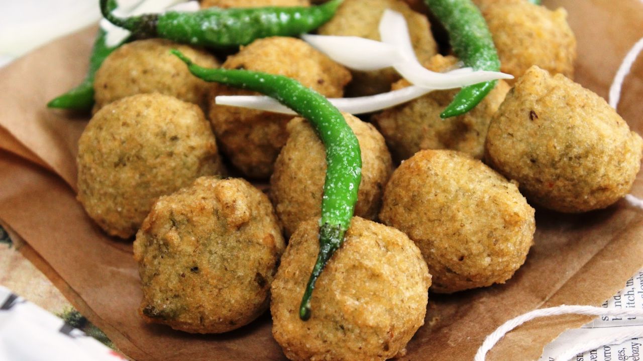 ત્યારે બાદ એક પેનમાં દાળવડા તળવા માટે પેલ ગરમા કરવા માટે મુકો. આ ગરમ તેલમાં દાળવડા મુકતા જાવ. ધીમા તાપે દાળવડા ગોલ્ડન બ્રાઉન થાય ત્યાં સુધી થવા દો.