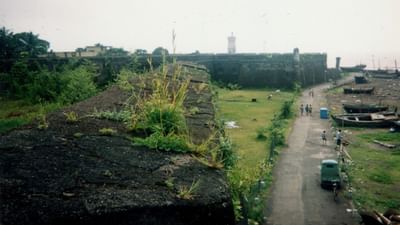 દમણના નામ અંગે ઘણા મત છે, પરંતુ મુખ્ય માન્યતાઓમાંની એક મુજબ "દમણ" શબ્દનું ઉદભવ સંસ્કૃતના "દમન"થી થયો છે, જેના અર્થ થાય છે "અંકુશ" કે "નિયંત્રણ". દમણના ભૂગોળીય સ્થાનને કારણે તે એક સમયગાળામાં કુટુંબો અને રાજ્યોના સંઘર્ષમાં રહેતું હતું અને તે  પરથી "દમણ" એટલે કે "નિયંત્રણમાં લેવાયેલી જગ્યા" નામ પડ્યું હોવાનું મનાય છે. (Credits: - Wikipedia)