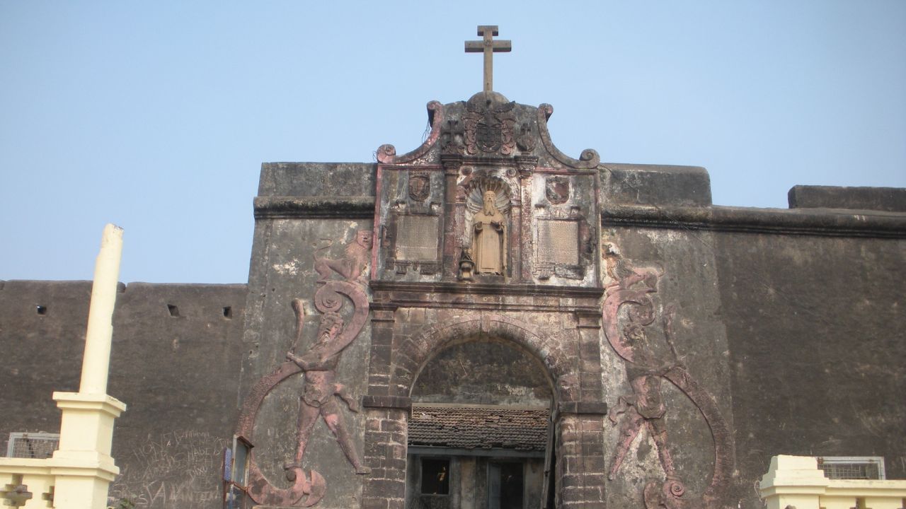 તેમણે અહીં ચર્ચો, કિલ્લાઓ, મિશનરીઓ અને યુરોપિયન શૈલીની ઇમારતો બનાવી. દમણના મોટાભાગના ઐતિહાસિક કિલ્લાઓ અને ચર્ચો પોર્ટુગીઝ સમયના જ છે જેમ કે મોટી દમણ કિલ્લો, નાના દમણ જેટી,ચર્ચ ઓફ બોમ જીસસ,મોતી દમણનો કિલ્લો  (Credits: - Wikipedia)