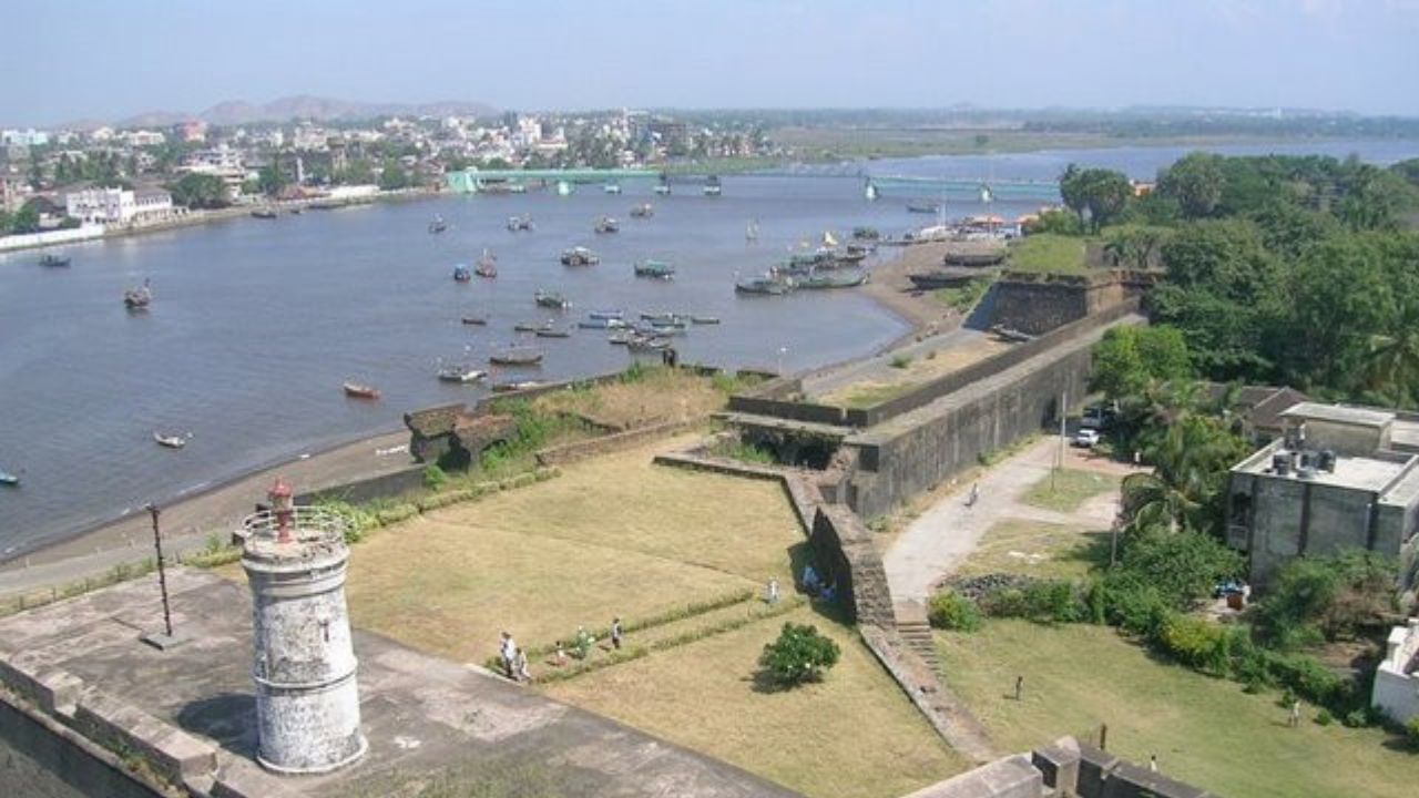 બીજી માન્યતા મુજબ દમણ નજીકથી વહેતી દમણગંગા નદીને કારણે તેનું નામ "દમણ" પડ્યું હશે. તે નદી દમણ શહેરને બે ભાગોમાં વહેંચે છે, નાનાદમણ અને મોટાદમણ. (Credits: - Wikipedia)