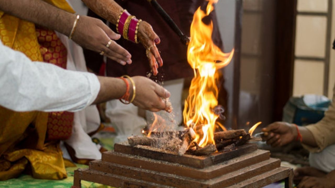 દવે શબ્દ સંસ્કૃત શબ્દ  દ્વૈદ" અથવા "દ્વૈવ" પરથી આવ્યો છે. જેનો અર્થ ભગવાન સાથે સંકળાયેલ છે. 