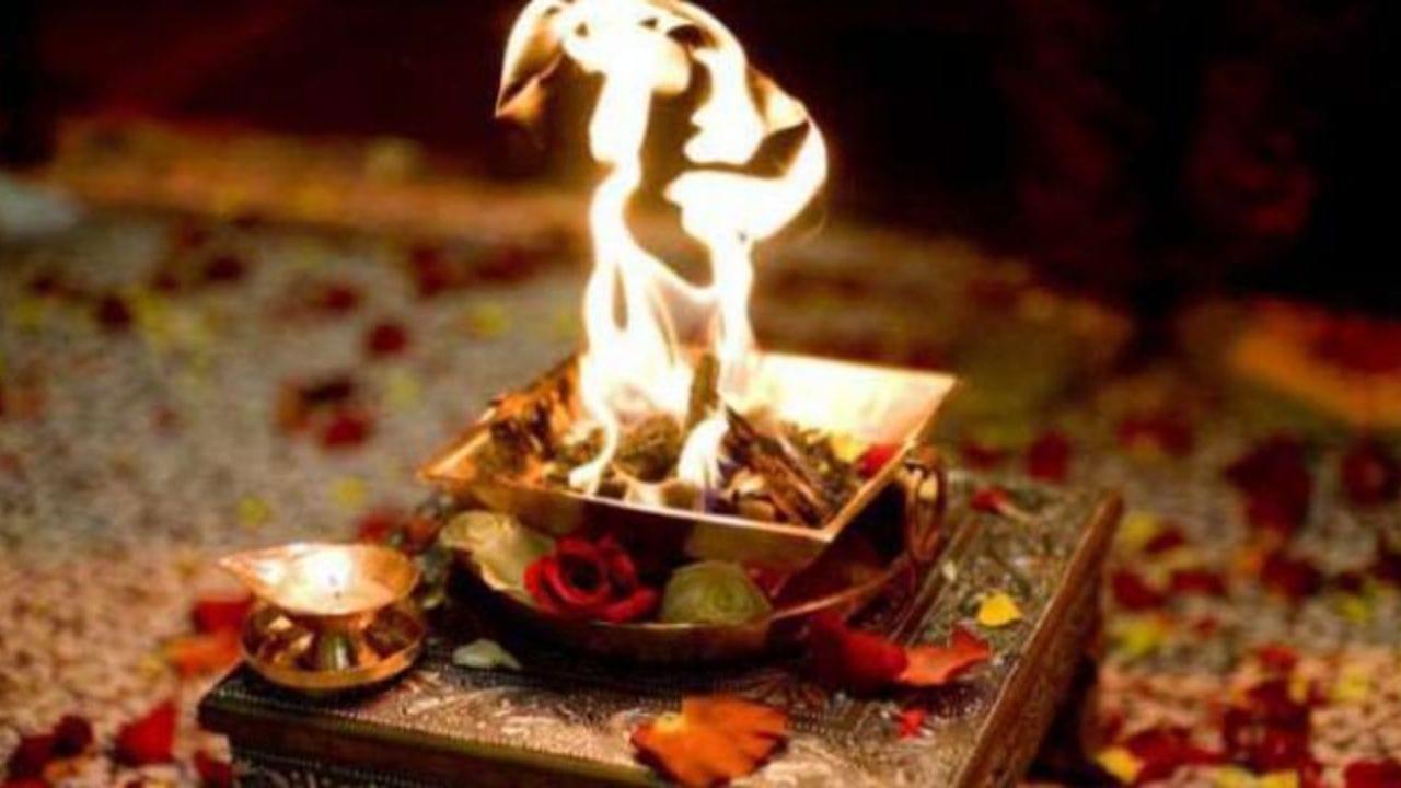 બીજી માન્યતા અનુસાર દવે અટક ધરાવતા લોકો પરંપરાગત રીતે ધાર્મિક વિધિઓ, પૂજા અથવા વૈદિક શિક્ષણ સાથે સંકળાયેલા છે. 