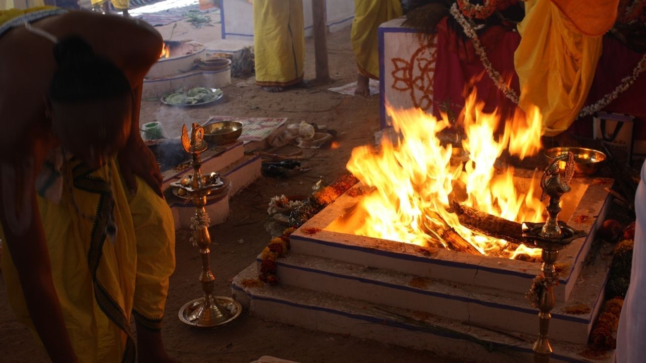 આ ખાસ કરીને ગુજરાતના નાગર બ્રાહ્મણો આ અટકનો ઉપયોગ કરે છે. આ અટક મહારાષ્ટ્રના કેટલાક ચિતપાવન બ્રાહ્મણ સમુદાયોમાં પણ જોવા મળે છે.