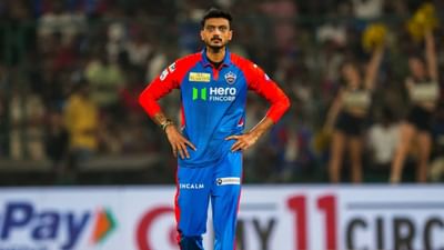 IPLની 63મી મેચમાં દિલ્હી કેપિટલ્સને મુંબઈ ઈન્ડિયન્સ સામે મોટો ઝટકો લાગ્યો હતો. દિલ્હી કેપિટલ્સને અચાનક પોતાનો કેપ્ટન બદલવો પડ્યો હતો, અક્ષર પટેલ ટીમની બહાર થઈ ગયો હતો. દિલ્હી કેપિટલ્સે ફાફ ડુ પ્લેસિસને કેપ્ટન બનાવ્યો હતો. 