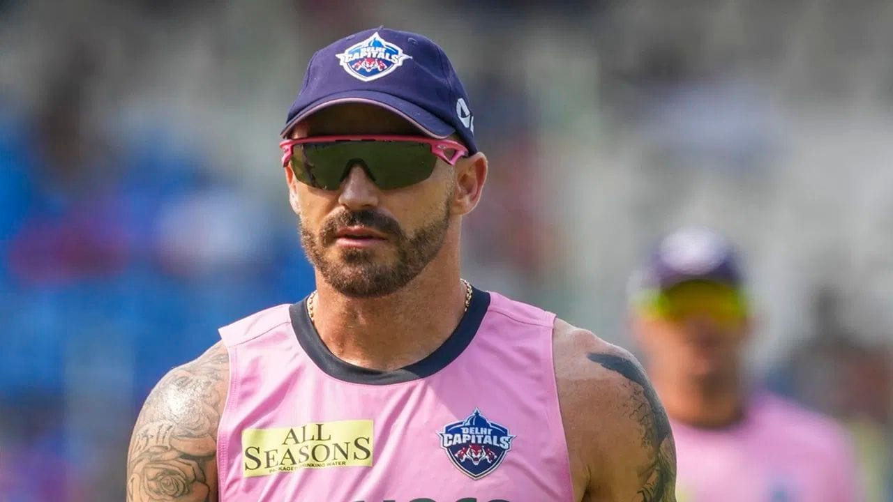 જ્યારે ડુ પ્લેસિસ ટોસ કરવા આવ્યો ત્યારે તેને પૂછવામાં આવ્યું કે અક્ષર પટેલને શું થયું છે, જેના જવાબમાં તેણે કહ્યું, 'અક્ષર પટેલનું બહાર થવું દુર્ભાગ્યપૂર્ણ છે. તે છેલ્લા બે દિવસથી બીમાર છે, તેને તાવ છે. આશા છે કે તે જલ્દી ફિટ થઈ જશે. અક્ષર પટેલે આ સિઝનમાં ખૂબ જ સારું પ્રદર્શન કર્યું છે અને આજની મેચમાં અમને તેની ખોટ પડશે.