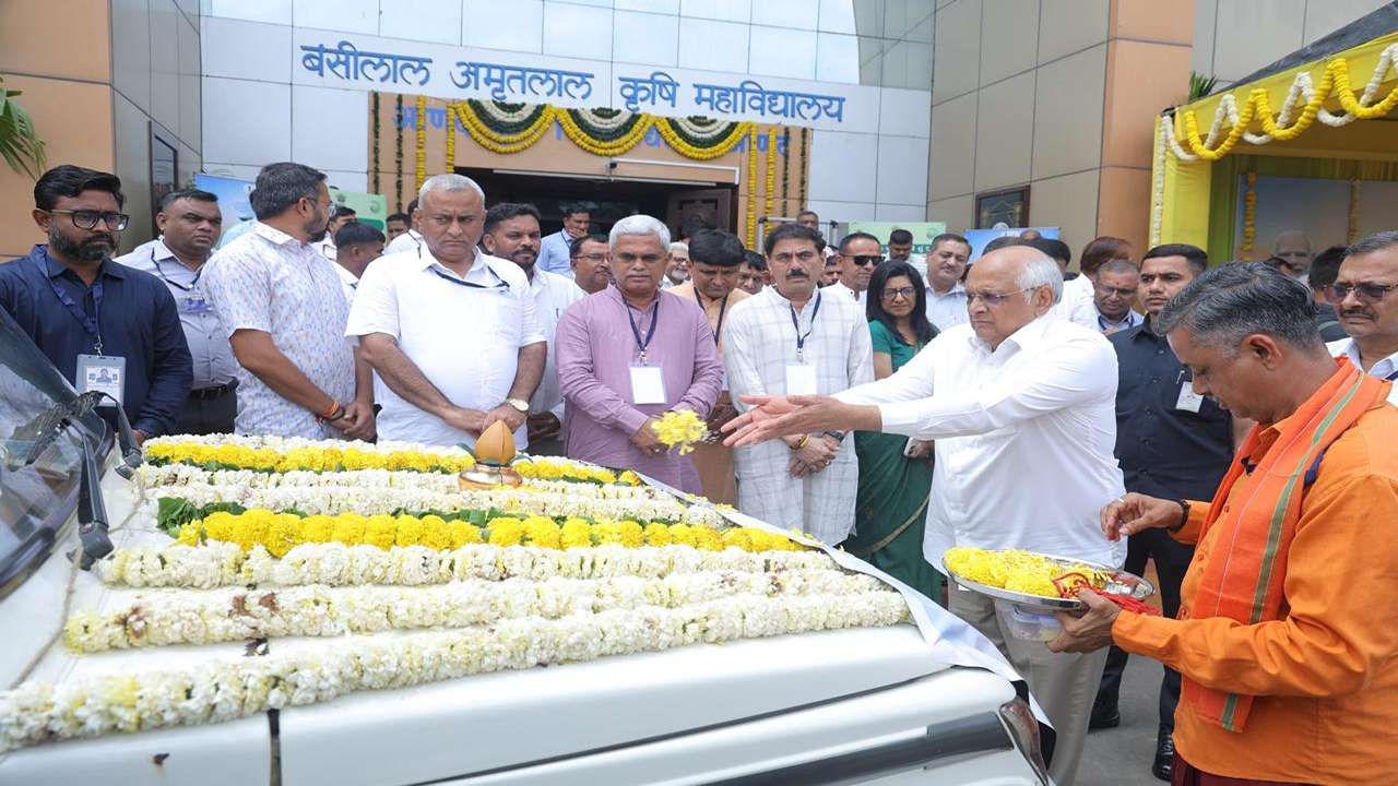 આ અભિયાન દરમિયાન રાજ્યના 30 કૃષિ વિજ્ઞાન કેન્દ્ર અને 4 કૃષિ યુનિવર્સિટીના વૈજ્ઞાનિકો, કૃષિ તજજ્ઞો, કૃષિ વિભાગના અધિકારીઓ તેમજ સ્થાનિક પ્રગતિશીલ ખેડૂતો ગામડે-ગામડે ફરીને ખેડૂતોની મુલાકાત કરશે. આ મુલાકાત દરમિયાન ખેડૂતોને પ્રાકૃતિક કૃષિ, આધુનિક અને જલવાયુ પરિવર્તન અનુરૂપ ખેત પદ્ધતિ, નવા સંશોધિત બિયારણો, નેનો ફર્ટિલાઇઝર, સોઇલ હેલ્થ કાર્ડના ઉપયોગ ઉપરાંત જરૂરિયાત પૂરતો જ ખાતરનો ઉપયોગ કરવા જેવી કૃષિલક્ષી જાણકારી આપવામાં આવશે. આ ઉપરાંત ખેડૂતોને કેન્દ્ર અને રાજ્ય સરકારની ખેડૂતો હિતલક્ષી સહાય યોજનાઓ અંગે પણ માહિતગાર કરવામાં આવશે.