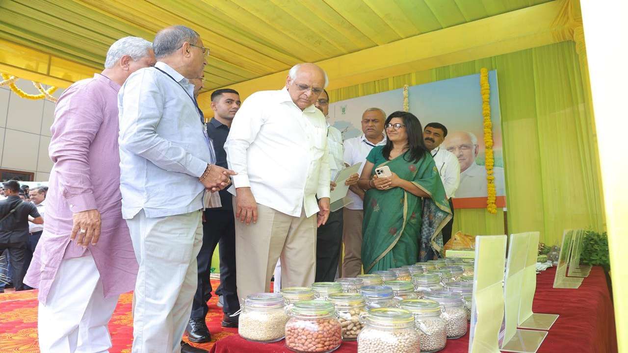 ઇન્ડિયન કાઉન્સિલ એગ્રીકલ્ચર રિસર્ચના ડૉ. મનીષ દાસે તેમના પ્રાસંગિક ઉદ્દબોધનમાં કૃષિ ક્ષેત્રે ખેડૂતોના પડકારોને કેવી રીતે દૂર કરી શકાય તે માટે આઈ.સી.એ.આર ના પ્રયત્નોની વિસ્તૃત જાણકારી આપી હતી. વધુમાં તેમણે જણાવ્યું હતું કે, આ વિભાગ દ્વારા રાજ્યના 1.5 કરોડ જેટલા ખેડૂતોને પ્રધાનમંત્રીના લેબ ટુ લેન્ડના વિઝનને સાકાર કરવા માટે વિકસિત કૃષિ સંકલ્પ અભિયાન નવો આયામ પૂરું પાડશે. તેમણે આ અભિયાન થકી ખેડૂતોને તેમની ખેતીમાં આવતા પડકારોના આઈ.સી.એ.આર.ના વૈજ્ઞાનિકો દ્વારા સમાધાન લાવવા માટે પ્રયાસ કરાશે, તેમ વિશ્વાસ પૂર્વક જણાવ્યું હતું.