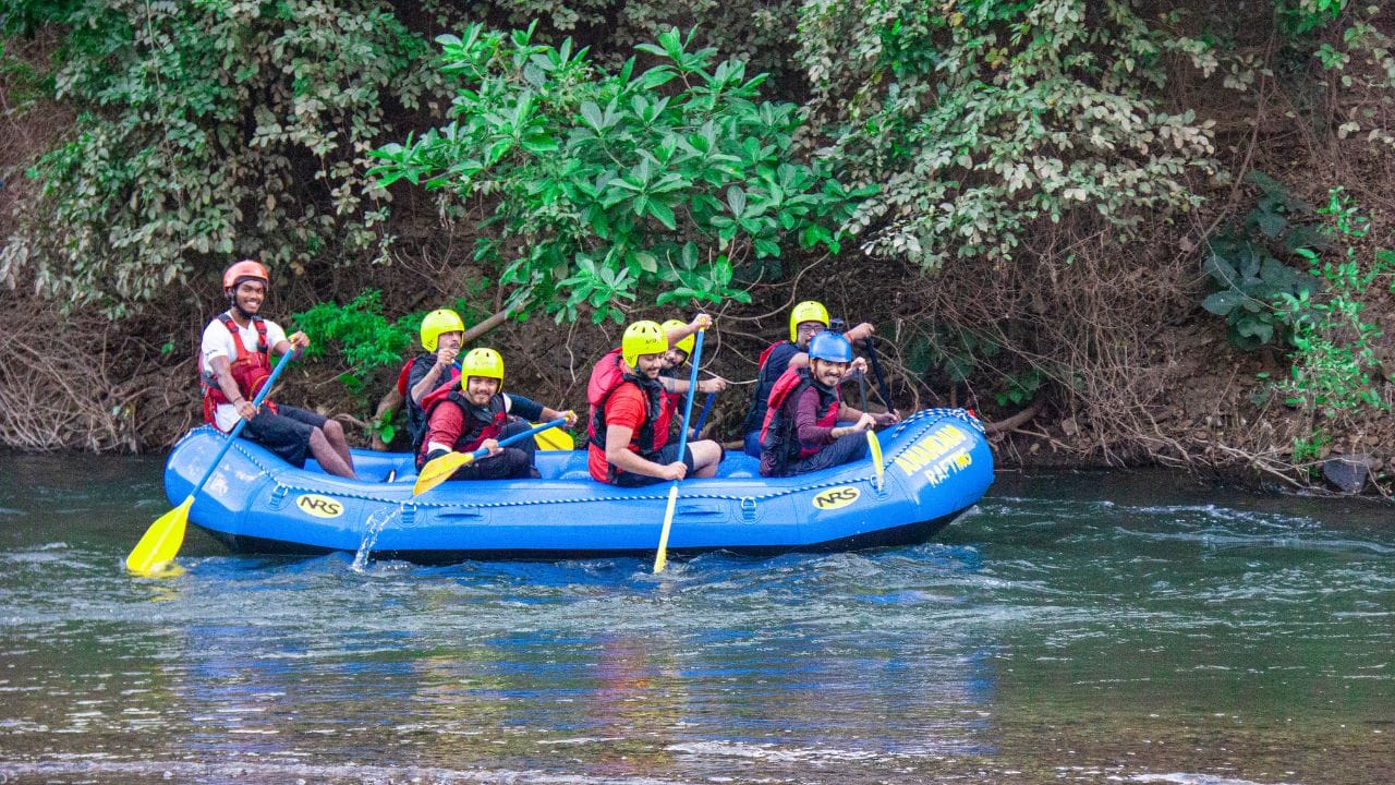 ધરોઈ ગુજરાત રાજ્યના મુખ્ય શહેરો જેમ કે મહેસાણા (26 કિમી), ગાંધીનગર (83 કિમી) અને અમદાવાદ (99 કિમી) સાથે રોડ દ્વારા સારી રીતે જોડાયેલું છે. તમે બસ દ્વારા પણ ધરોઈ પહોંચી શકો છો.