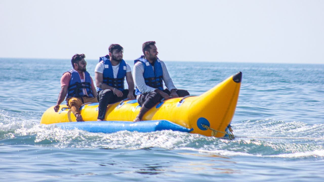  ધરોઈ એડવેન્ચર ફેસ્ટની નજીકનું રેલ્વે સ્ટેશન મહેસાણા જંકશન છે, જે ધરોઈથી લગભગ 28 કિમી દૂર છે અને ત્યાં પહોંચવામાં લગભગ 40 મિનિટનો સમય લાગે છે.