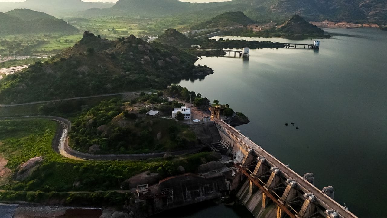 જો તમે ફ્લાઈટ દ્વારા ધરોઈ એડવેન્ચર ફેસ્ટની મુલાકાત લેવા માંગો છો. તો નજીકનું એરપોર્ટ અમદાવાદમાં છે, અમદાવાદ એરપોર્ટ ધરોઈથી આશરે 95 કિમીના અંતરે આવેલું છે અને ત્યાં પહોંચવામાં લગભગ 2 કલાક લાગે છે.