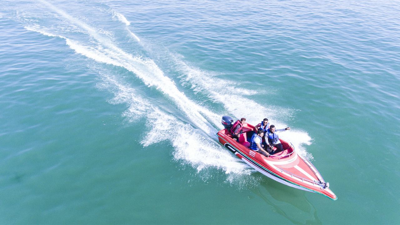  તમને જણાવી દઈએ કે, અહી રહેવા માટે એસી ટેન્ટની પણ સુવિધા આપવામાં આવી છે. તેમજ રજવાડી ટેન્ટ, પ્રીમિયમ ટેન્ટ અને ડિલક્સ ટેન્ટ સહિત એસી ડોર્મિટરીની પણ સુવિધાઓ પ્રવાસીઓ માટે કરવામાં આવી છે.