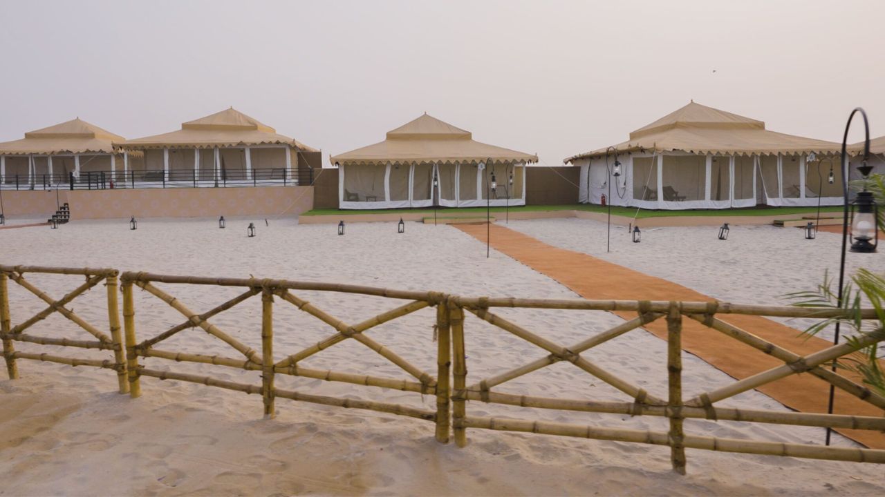 લક્ઝરિયસ ટેન્ટ સિટીમાં રહેવાની વ્યવસ્થા પણ ખુબ સારી કરવામાં આવી છે. તેમજ અહી સાંસ્કૃતિક અને અનુભવાત્મક પ્રવૃતિઓની સાથે લાઈવ મ્યુઝિક પરોર્મન્સનો પણ લાભ લઈ શકશે.