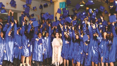 બોલિવુડના ફિલ્મ સ્ટાર હંમેશા મોંઘી કાર અને આલીશના ઘરો તેમજ બ્રાન્ડેડ કપડાં મામલે સૌથી આગળ હોય છે. તેની લગ્ઝરી લાઈફ હંમેશા ચર્ચામાં રહે છે. જ્યારે સુપસ્ટારના બાળકોની બાળપણની વાત આવે તો તે આલીશના લાઈફ જીવે છે. નાની ઉંમરમાં તેની પાસે મોંઘી ગાડી,ડિઝાઈનર કપડાં અને મોંઘા ગેઝેટ હોય છે.