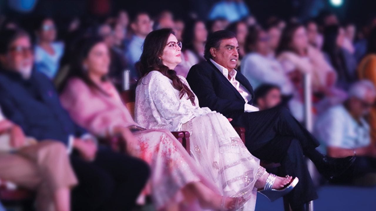  તો તમને જણાવી દઈએ કે, સ્ટાર કિડ્સ નીતા અંબાણી દ્વારા સ્થાપિત ધીરુભાઈ અંબાણી ઈન્ટરનેશનલ સ્કૂલમાં અભ્યાસ કરે છે.