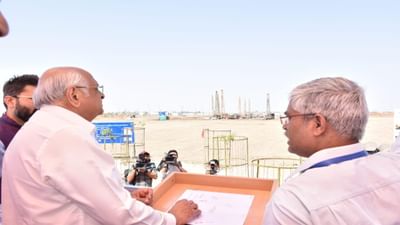 ધોલેરામાં રોડ રસ્તા, અંડર ગ્રાઉન્ડ ફેસીલીટીઝ, પ્લગ એન્ડ પ્લે ઈન્ફ્રાસ્ટ્રક્ચરની તમામ સુવિધા પુરી થઈ ગઈ છે અને વોટર ટ્રીટમેન્ટ પ્લાન્ટ, સ્યુએજ ટ્રીટમેન્ટ પ્લાન્ટ, કોમન એફ્લ્યુઅન્ટ ટ્રીટમેન્ટ પ્લાન્ટ તેમજ ICT ઇન્ફ્રાસ્ટ્રક્ચર અને ABCD બિલ્ડીંગ જેવી માળખાકીય સુવિધાના કામો પણ પૂર્ણ થઈ ગયા છે. તેમજ 300 મેગા વોટનો સોલાર પાર્કની પણ કામગીરી પૂરી થઈ છે તેની વિગતો મુખ્યમંત્રી સમક્ષ CEO  કુલદીપ આર્યએ આપી હતી.